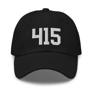 Op de afbeelding: Een zwarte baseballpet met een wit geborduurd nummer "415" op de voorkant.