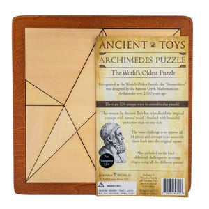 Op de afbeelding: Een houten puzzeldoos met een bruin frame en een licht houten interieur. De doos is gelabeld "Ancient Toys Archimedes Puzzle" en "The World's Oldest Puzzle". De puzzel is gemaakt van 14 stukken en heeft 536 unieke manieren om in elkaar te worden gezet.