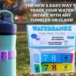 Op de afbeelding: Waterbandz Daily Water Tracker, een set van twee kleurrijke siliconen banden met de nummers 6, 7 en 8 erop gedrukt. De banden zijn ontworpen om om een ​​waterfles of glas te worden gedragen om de waterinname bij te houden. De verpakking bevat de tekst "Waterbandz Daily Water Tracker" en "Blijf gezond, blijf gehydrateerd".