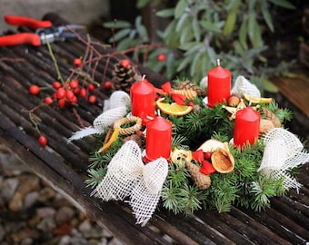 Adventskrans met rode kaarsen