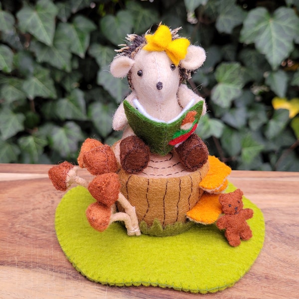 Hedgehogs - reading in the forest - PDF pattern - sewing pattern - instant download