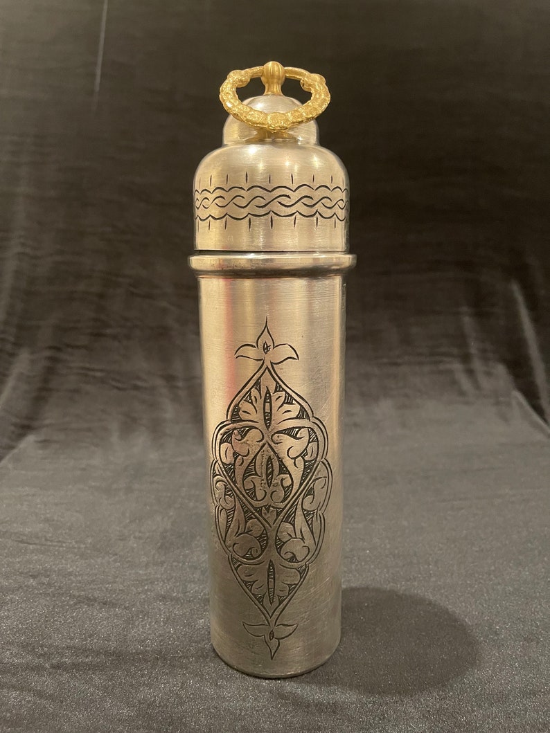 When you're not drinking out of this perfectly designed copper bottle, you'll be admiring its style.