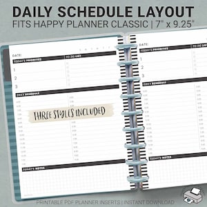 Könnte beinhalten: Druckbarer Tagesplaner-Einsatz für den Happy Planner Classic, mit den Maßen 17,8 cm x 23,5 cm. Der Einsatz hat ein schwarz-weiß gestreiftes Design mit einem blau-weiß gestreiften Rand. Der Einsatz enthält Abschnitte für die Prioritäten des Tages, eine To-Do-Liste, einen Tagesplan und Notizen für den Tag.