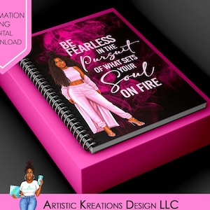 Puede incluir: Una libreta de espiral rosa con fondo negro y una mujer con el pelo rosa y un atuendo rosa. El texto en la libreta dice "Be Fearless in the Pursuit of What Sets Your Soul on Fire".