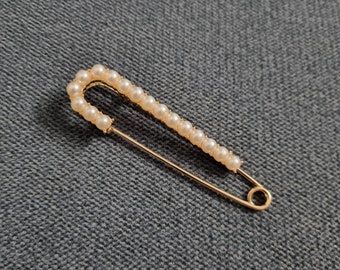 Schleppe mit Sicherheitsnadel aus goldfarbenem Metall mit weißen Perlen als Hochzeitskleid-Accessoire