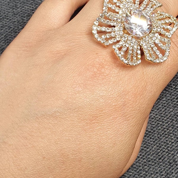 bague fantaisie doré forme fleur avec pierre blanche mariage ou soiree