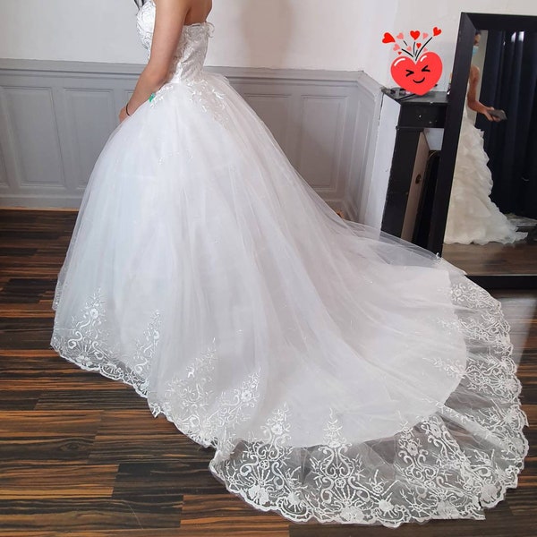 Robe de mariée princesse bustier dentelle avec longue traîne tenue mariage