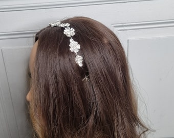bandeau bijou de cheveux argenté et strass forme fleur bijou de tête mariage coiffure mariée accessoire