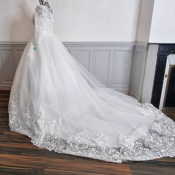 robe de mariée princesse dentelle col bateau, manche longue tenue de mariage