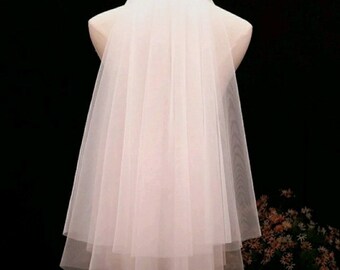 Short ivory tulle veil with wedding comb bride