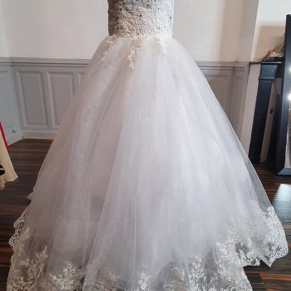 robe de mariee princesse avec traine buste dentelle et strass taille standard ou sur mesure tenue mariage