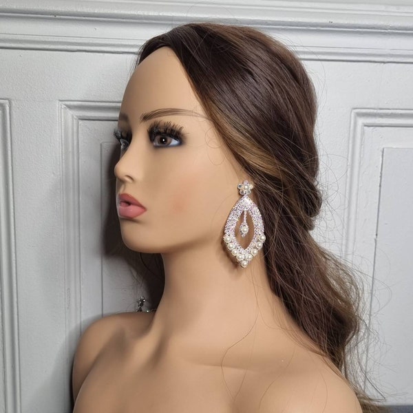 boucles d'oreilles pendante en métal doré ou argenté avec perles blanche nacré et petite pierre blanche irisé accessoire mariage soirée