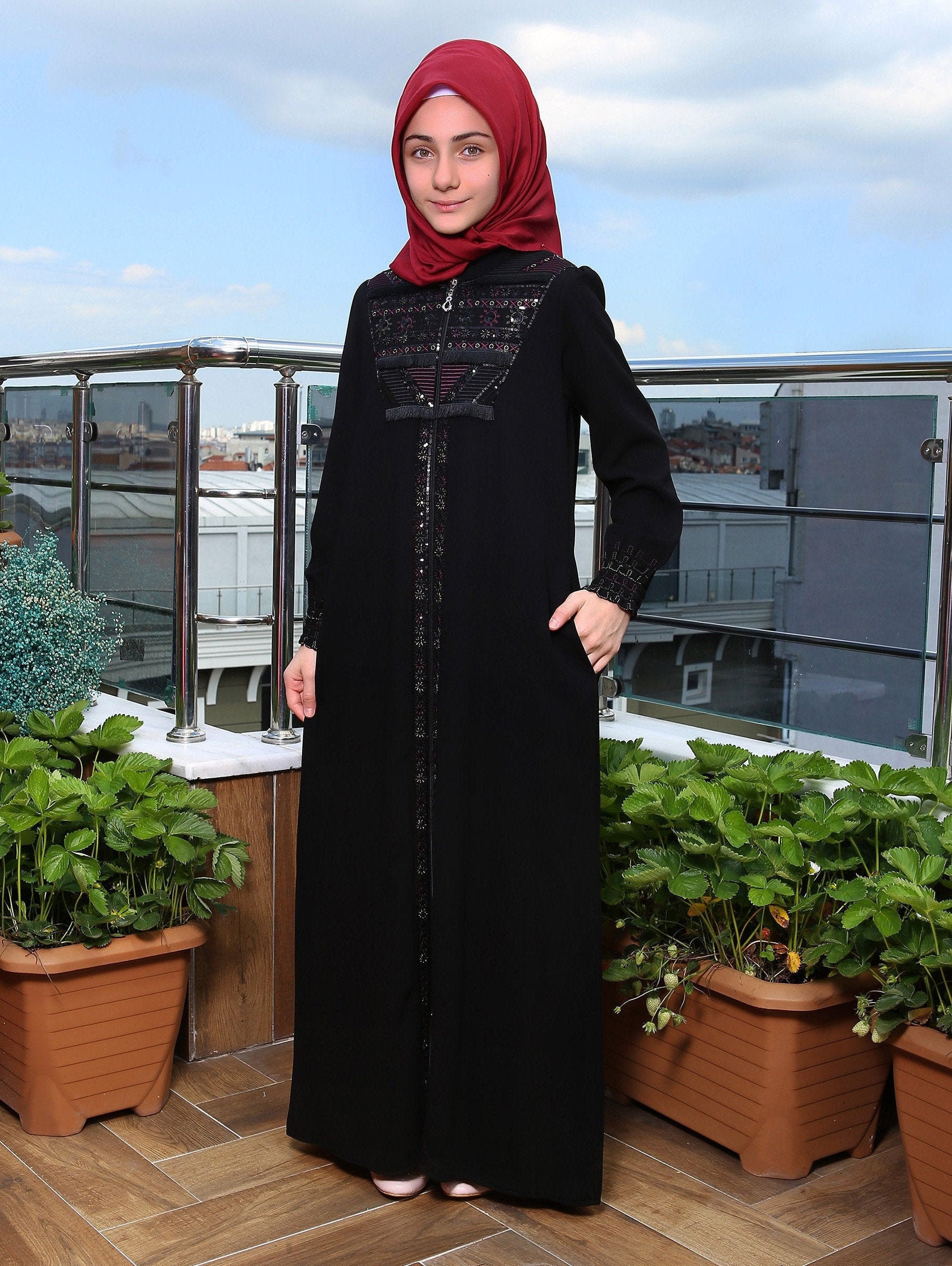 Turkish girls in traditional dress hi-res stock photography and images -  Alamy