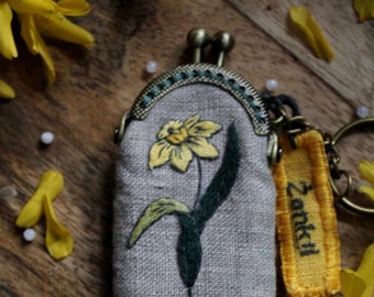 Piccola borsetta/portachiavi (8x4 cm) con fiore del mese di nascita/fiore di nascita di marzo- Il narciso/regalo di compleanno/ talizmano confortevole