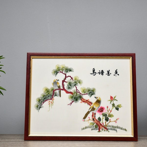 Broderie à la main en soie chinoise antique signée avec un motif d'oiseaux. | 33x24,5 | Signé | Décoration murale en soie |