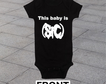 Este bebé es Sic Knot Heavy Metal Body para bebé Regalo de baby shower