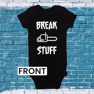 Pode incluir: Macacão preto para bebê com texto branco que diz "Break Stuff" e um gráfico de uma motosserra.