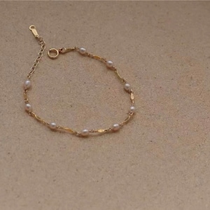 14K gold filled Freshwater Pearl Dainty Bracelet. elegant Pearl Bracelet. Minimalist bracelet. Statement bracelet. Gift for her.