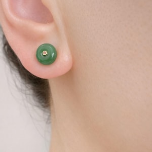 Pendientes de jade verde natural en oro macizo de 18 quilates / Pendientes minimalistas de jade / Joyería fina de jade / Elegantes pendientes para el día a día / Regalo para ella