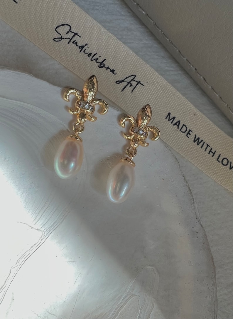 Vintage Freshwater Teardrops Pearl Earring. Minimalist Pearl Earrings