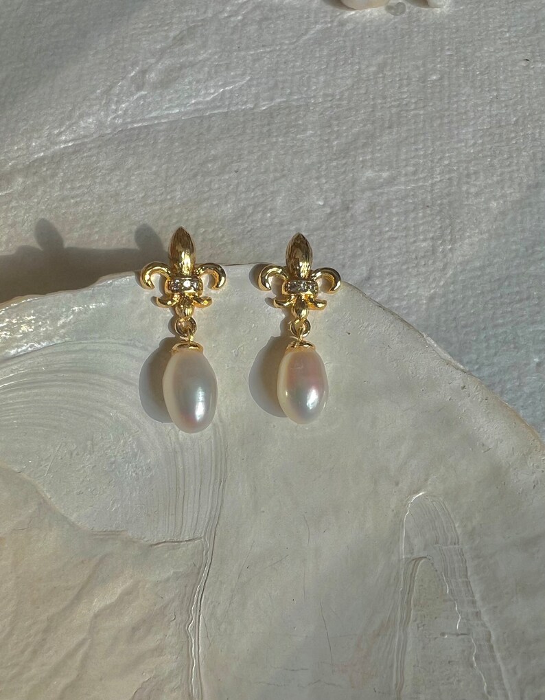 Vintage Freshwater Teardrops Pearl Earring. Minimalist Pearl Earrings