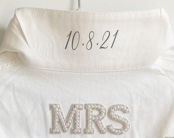 Dodatek z niestandardową datą na kołnierzyku