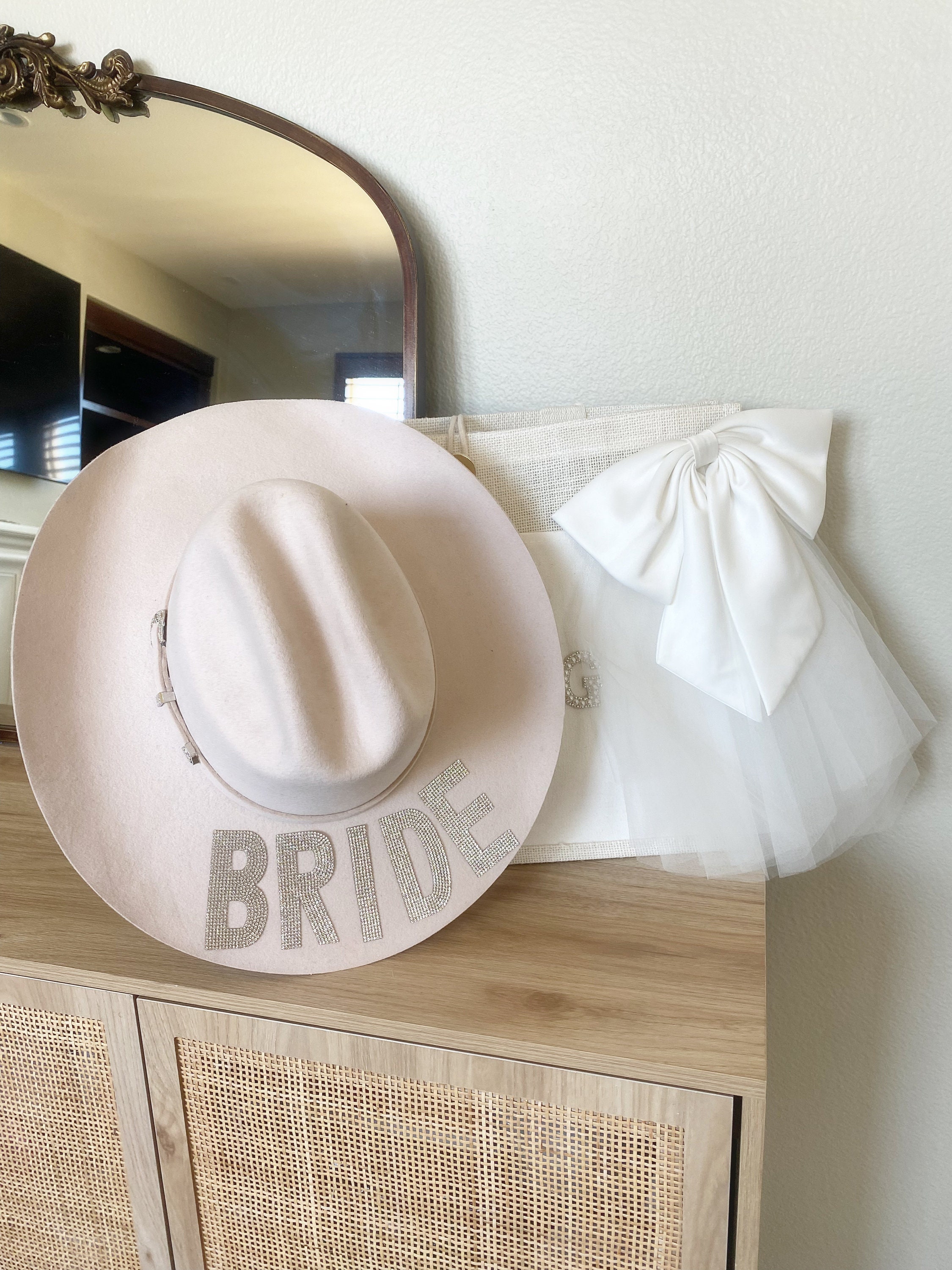 Straw Cowboy Hat with Letter Print for Wedding Themes Custom Bride Cowboy Hat: Pearl Letter Bridal Shower Gift  main image 3