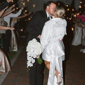 wit bruidsjack met franjes voor trouwdag | jasje vrijgezellenfeest met aangepaste naam