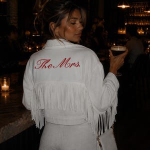 Veste de mariée personnalisée brodée, Veste en jean blanche à franges en strass, Veste de mariée personnalisée, Tenue d'enterrement de vie de jeune fille, Veste de mariage