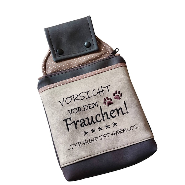 Gürteltasche dunkelbraun und beige mit Spruch bestickt. Gassitasche, Wallaby, Bauchtasche  - Dog, Leckerchentasche, Kellnertasche Hipbag