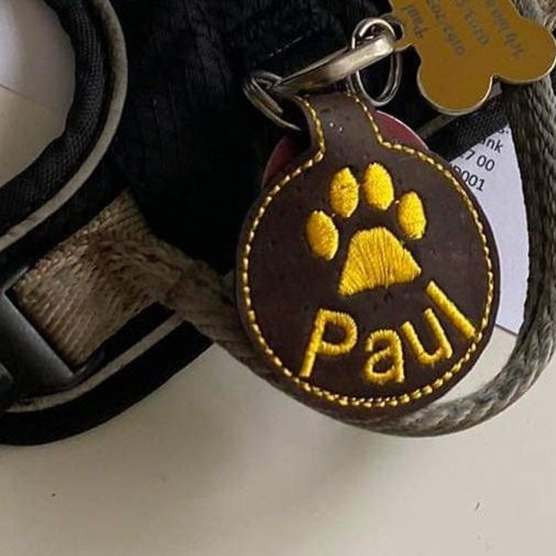 Hundemarkentasche, Antiklapperanhänger personalisierbar aus dunkelbraunem Kork, abwaschbar Hülle für Hundemarken mit Namen Antiklappertasche Bild 8