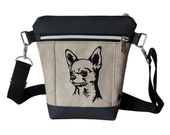 Gassitasche/Schultertasche mit Chihuahuakopf bestickt und auf Wunsch mit dem Namen eures Hundes personalisierbar.