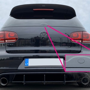 Puede incluir: Volkswagen Golf negro con un alerón trasero, un parachoques trasero con difusor y una matrícula que dice "LT".