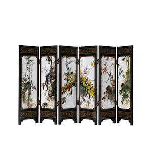 Może przedstawiać: Czarny, sześciopanelowy parawan pokojowy z złotymi akcentami i malowanymi scenami ptaków i kwiatów.