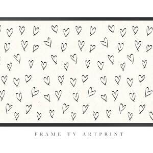 Pu&ograve; includere: Una stampa d'arte in bianco e nero con un motivo di cuori disegnati a mano su uno sfondo crema. La stampa &egrave; incorniciata in una cornice nera.