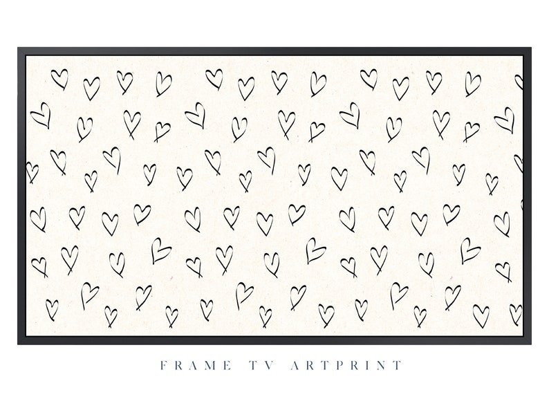 Pu&ograve; includere: Una stampa d'arte in bianco e nero con un motivo di cuori disegnati a mano su uno sfondo crema. La stampa &egrave; incorniciata in una cornice nera.