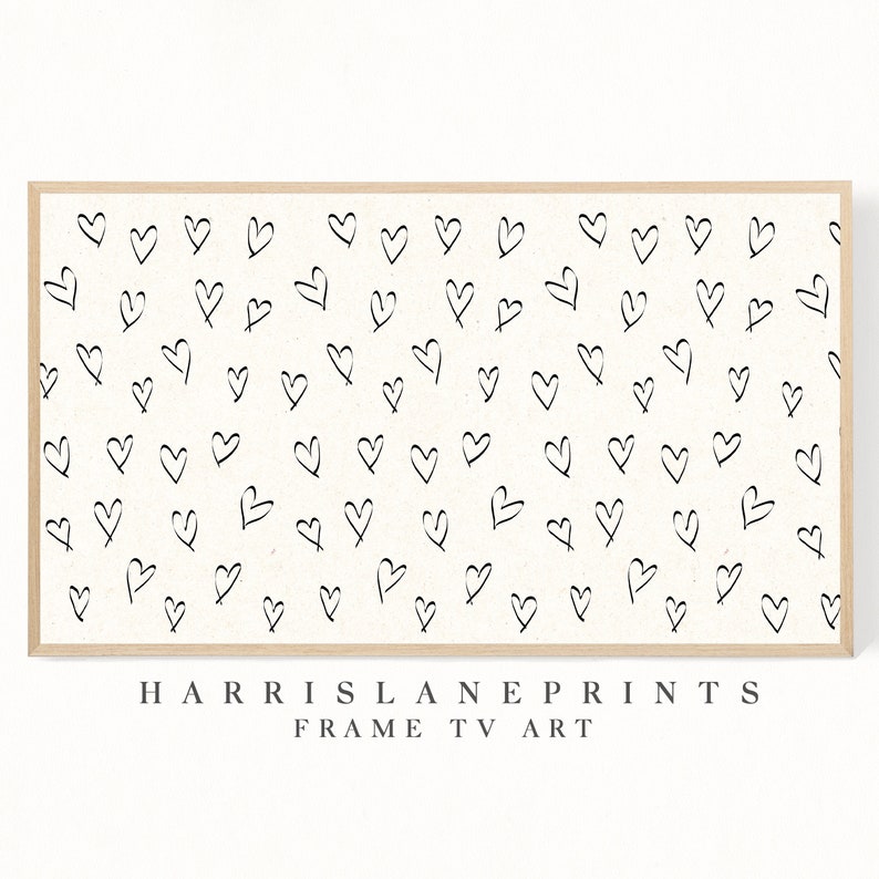 Pu&ograve; includere: Una stampa incorniciata con sfondo bianco e un motivo di cuori neri disegnati a mano. La stampa ha il testo "HARRISLANEPRINTS FRAME TV ART" in basso.
