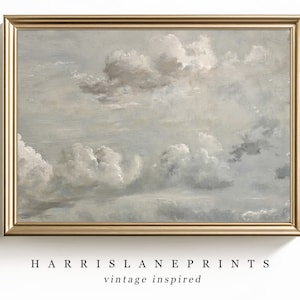 Puede incluir: Una pintura de inspiración vintage de un cielo nublado en tonos grises y blancos. Las nubes son esponjosas y parecen moverse a través del cielo. La pintura está enmarcada en un marco dorado.