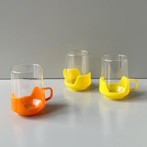 2 SUPERFEST Tekoppar/Glas DDR I Glaskoppar Gul Plast I Superstarka Teglas från Östtyskland DDR Schwepnitz
