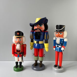 Nutcracker made of wood Erzgebirge DDR Santa Claus decoration I GDR Nutcracker Germany Christmas decoration Seiffen Expertic bodyguard