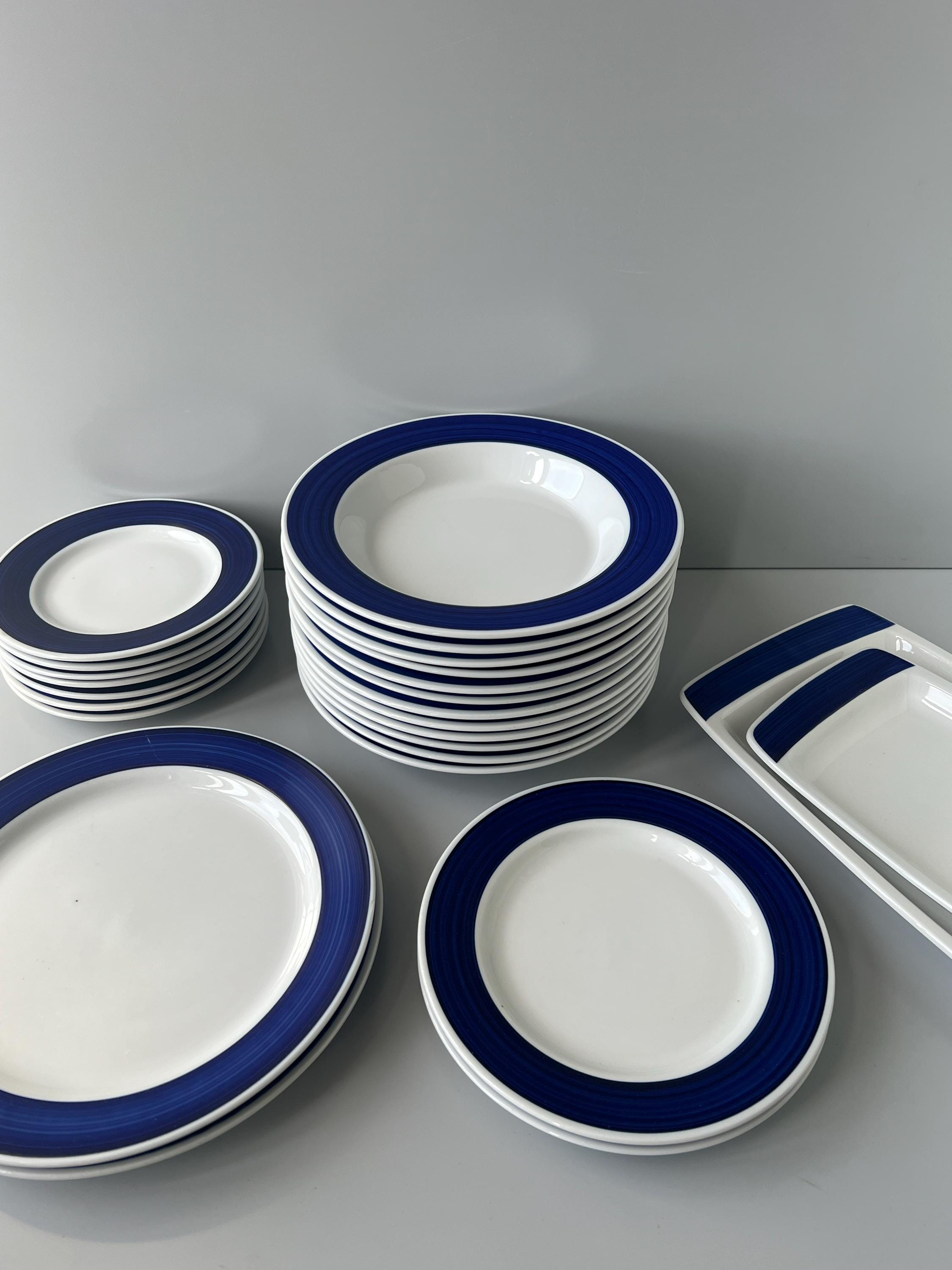 Weiß geschirr blauer rand