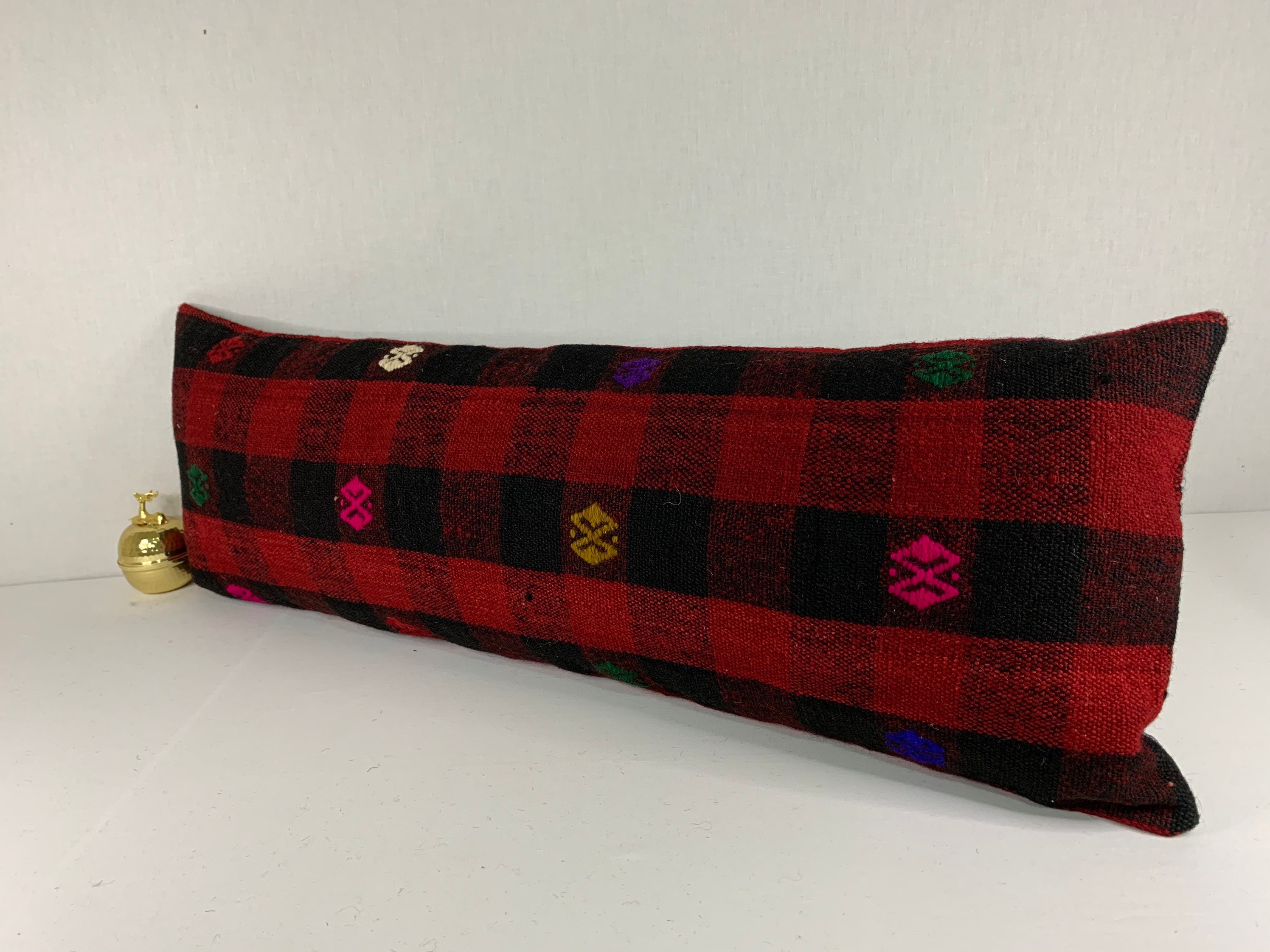 赤いトルコキリムの枕カバー：ヴィンテージウールのランバークッション