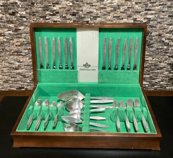 【中古】三ツ星貿易(Mitsuboshi Boeki) ワインキャビネット 373L 120本収納 シルバーメタリック VF-373C Vintage International Deep Silver “laurel Mist” 69 Piece Set