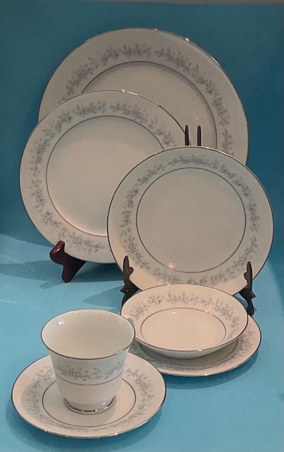 Contemporary Fine China by Noritake. 2181 MARYWOOD 7 Piece Place Setting Dinner Set for 2 14 Pieces Etsy