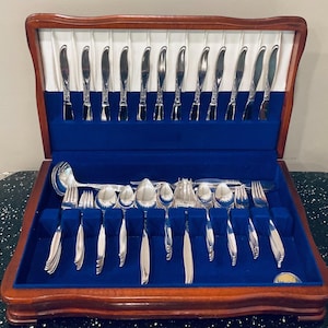 Vintage Oneida Community Silverplate 84 Pieces Service for 12 Silverplated Silverware/ Flatware in a Wooden Chest