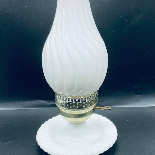 Lampe de table électrique vintage en verre blanc laiteux et Hurricane en verre blanc laiteux