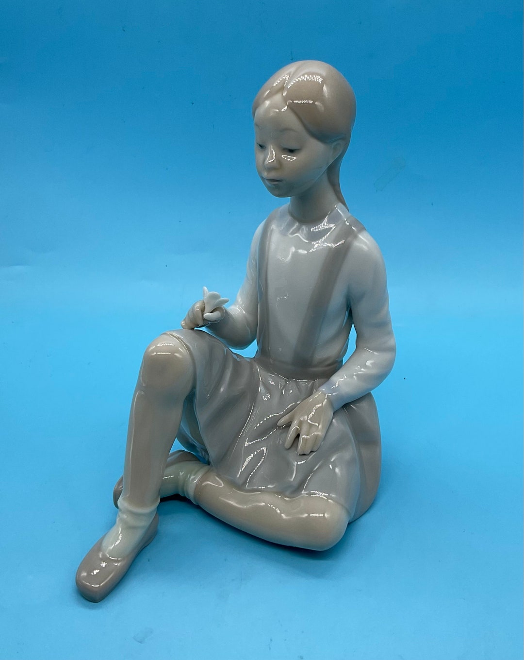 Vintage Lladro Hand Made in Spain Girl Seated with Flower Vintage Lladro Hand Made in Spain Girl Seated with Flower