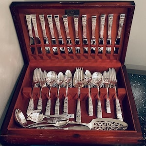 Vintage Community by Oneida Silver Plated 80 Pieces Silverware
