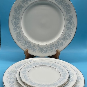 Vintage Royal Doulton English Fine Bone China H 5007 Meadow Mist 3 Dinner Plates,2 Salad Plates and 2 Bread and Butter Plates (7 Pieces)