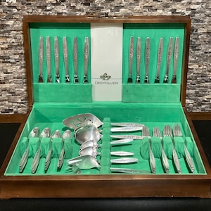 Vintage International Deep Silver “Laurel Mist” 69 Piece Set Service for 12 Luxury Silverplate Flatware/ Silverware